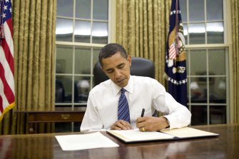 barack_obama_signs_emergency_declaration_for_arkansas_1-28-09
